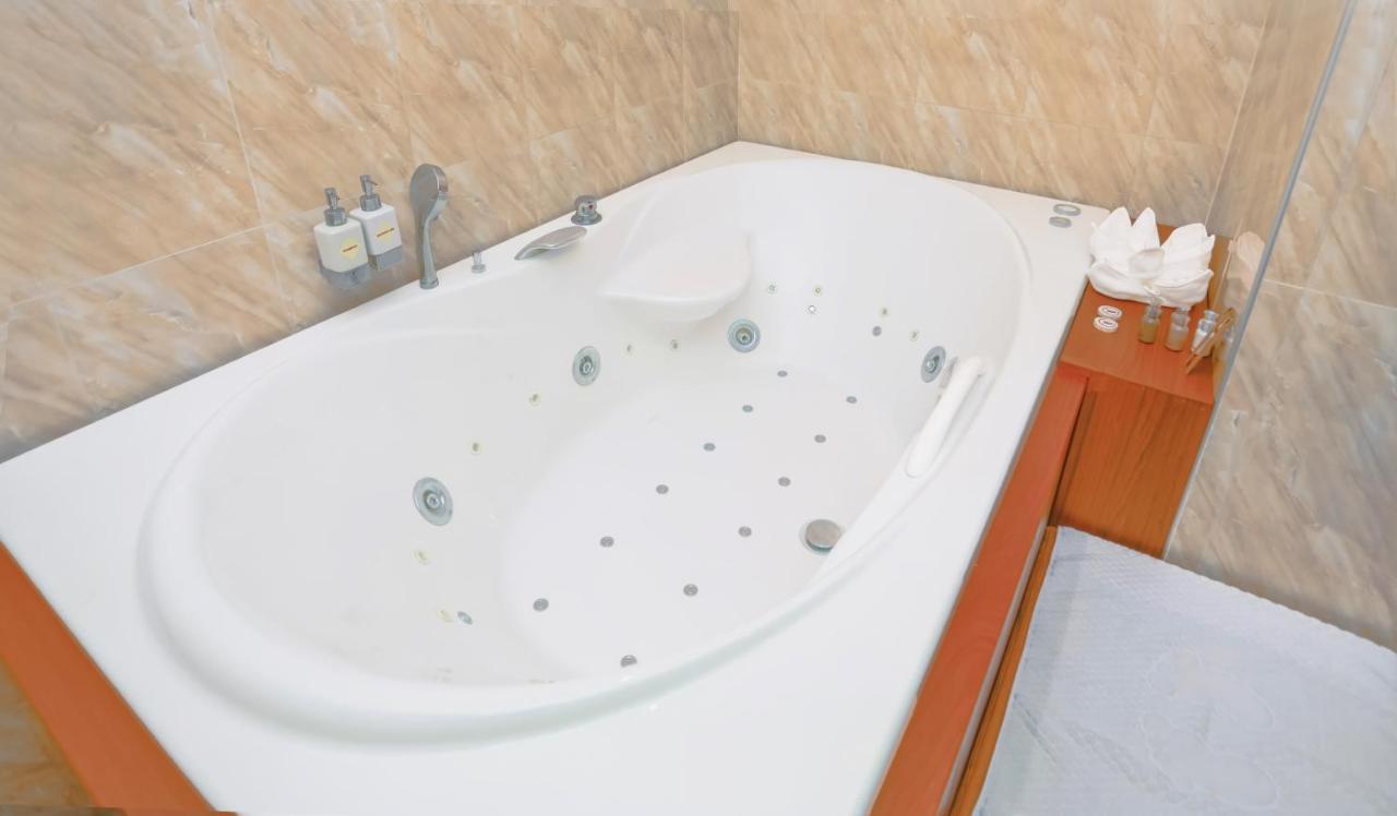 Sunset Palace View Suites Мандалей Екстериор снимка