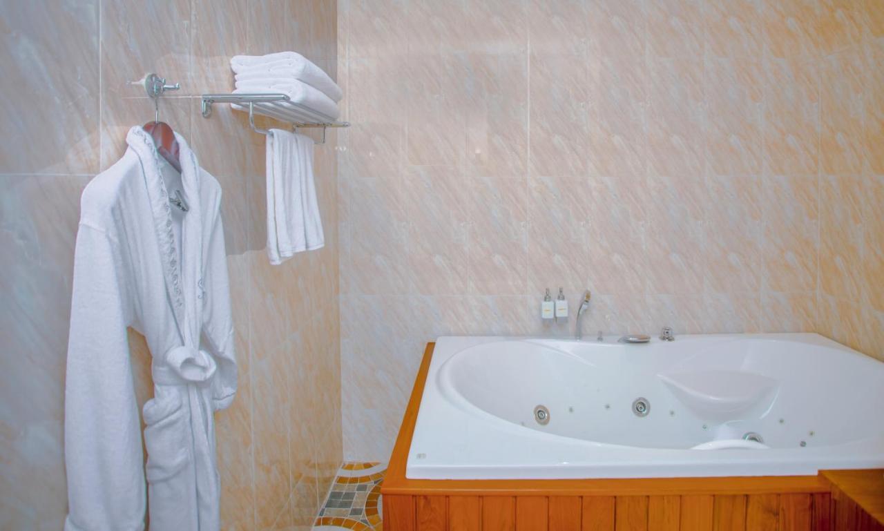 Sunset Palace View Suites Мандалей Екстериор снимка